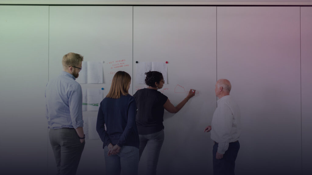 Engineering-Team entwickelt gemeinsam ein Konzept.
