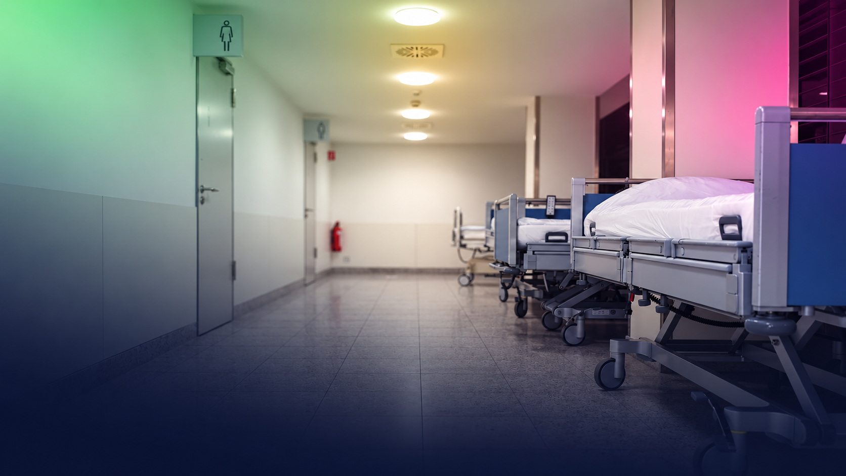 Krankenhausflur mit abgestellten Betten. Symbolbild, KI-gestützt farblich bearbeitet.