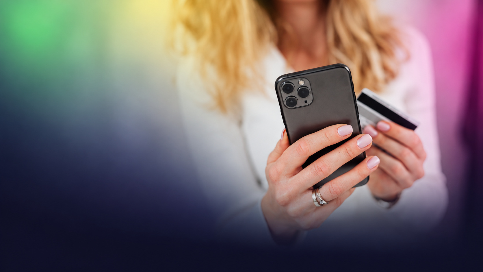 Person mit Smartphone und Bankkarte. Symbolbild, KI-gestützt farblich bearbeitet.