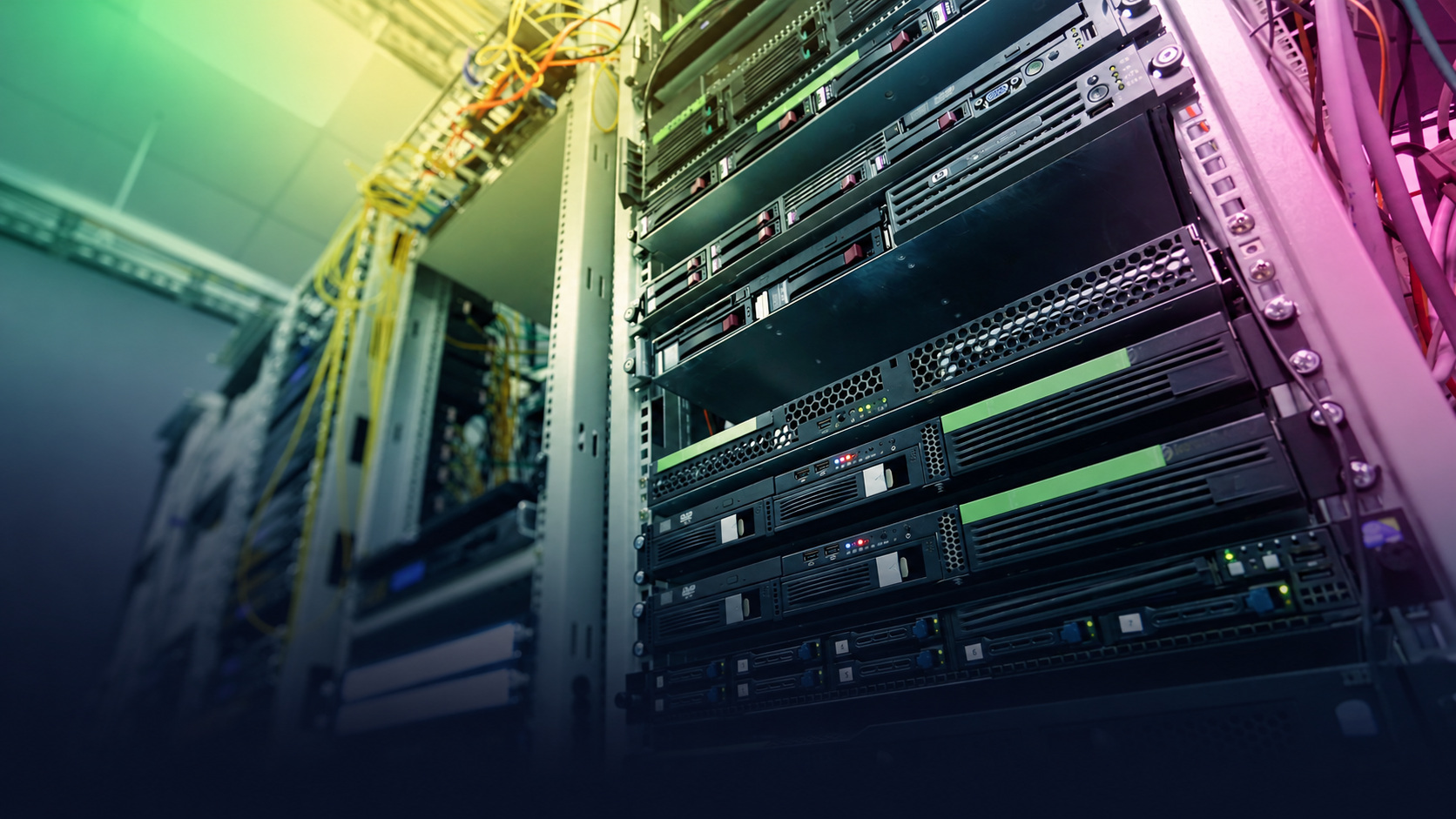 Serverracks und Netzwerktechnik in einem Rechenzentrum. Symbolbild, KI-gestützt farblich bearbeitet.