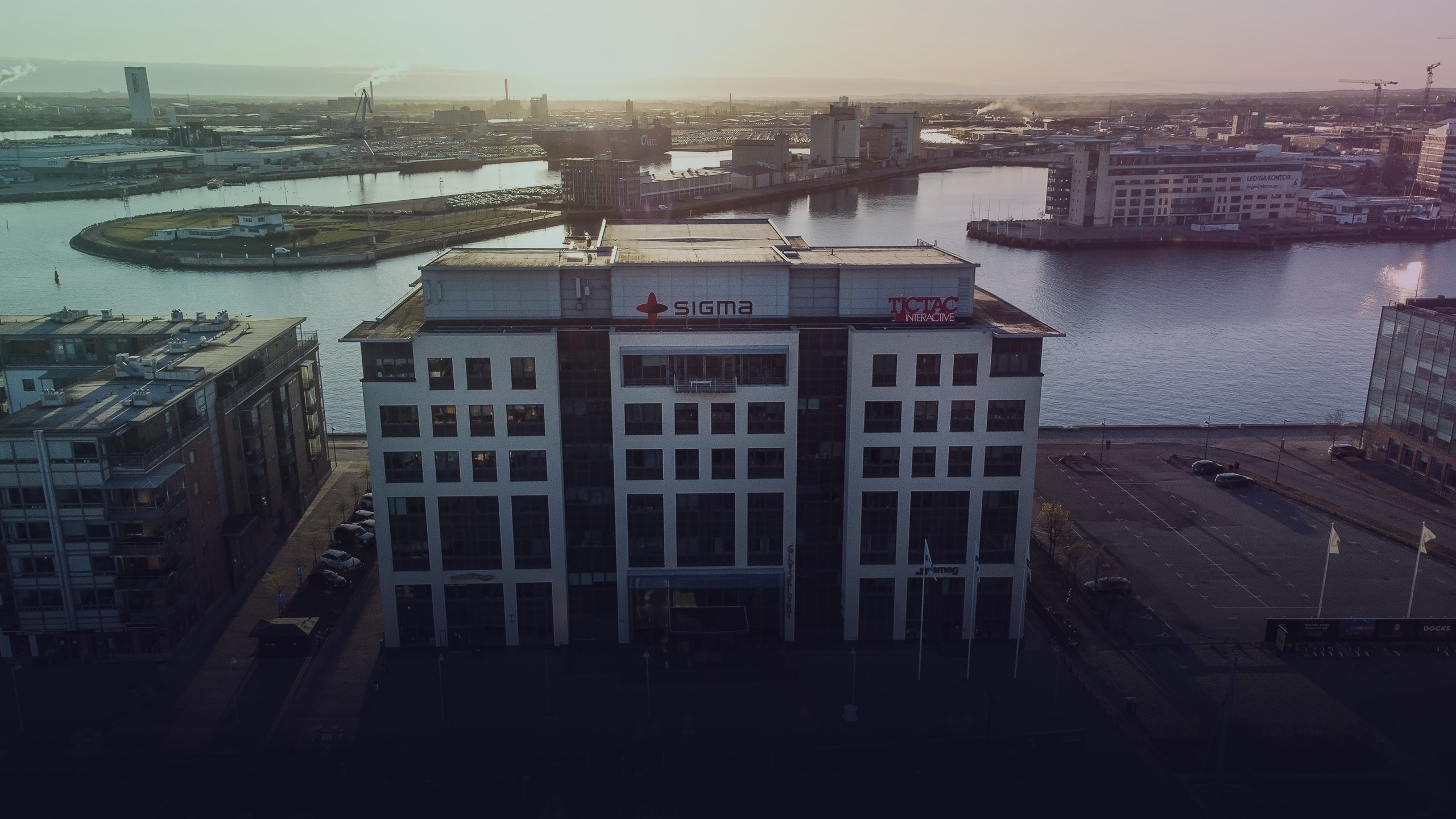 Bürogebäude von Sigma Technology am Hafen.